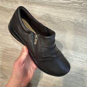 Clarks Women's Kaetlyn Mila Shoe in Leather Brown Flat Comfy Working shoes sz 9